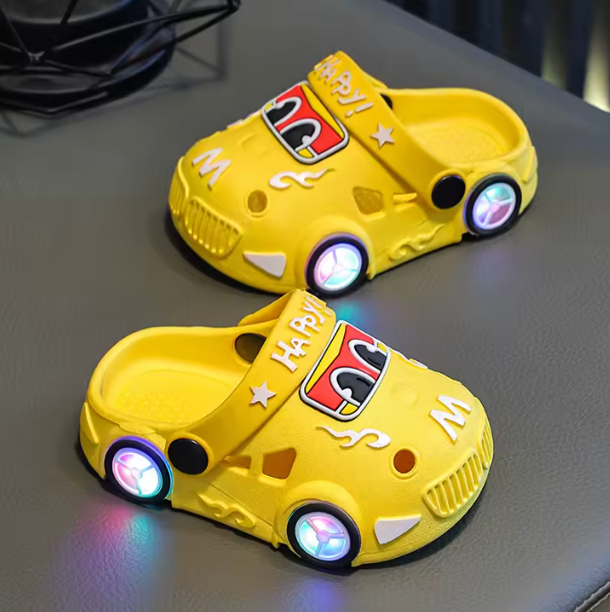 Zuecos infantiles Pielumi con faros LED, color amarillo