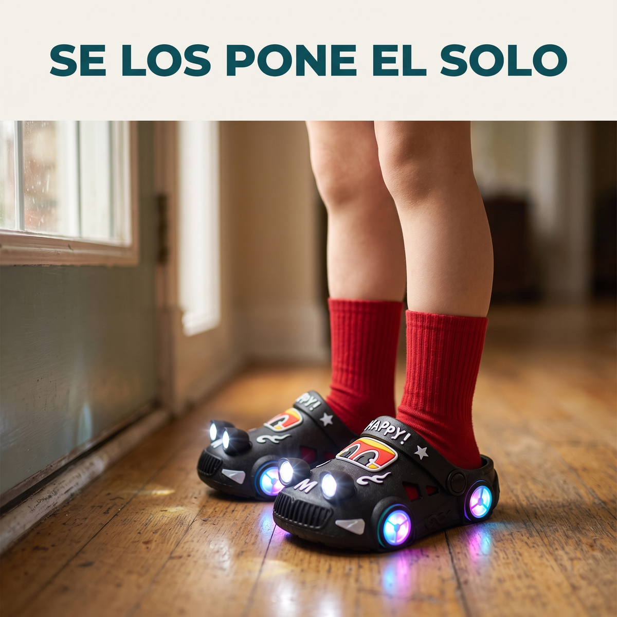 Niño calzando los zuecos Pielumi con los faros LED encendidos